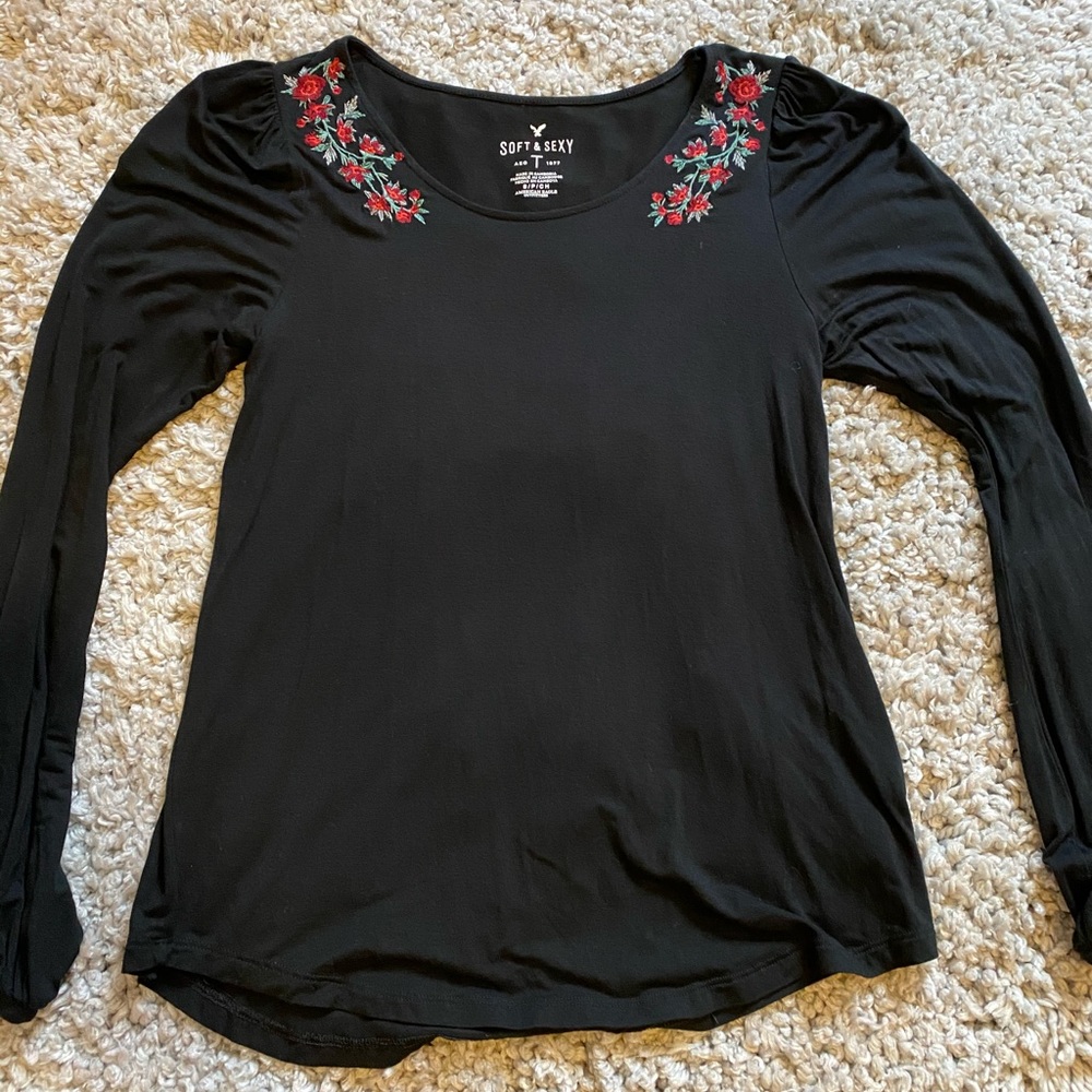 Beautiful blouse! 🖤🌹